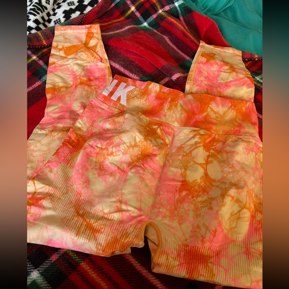 PINK BY HIGH WAIST SEAMLESS LEGGINGS ORANGE TIE DYE SZ LG
LOGO ON WAISTBAND